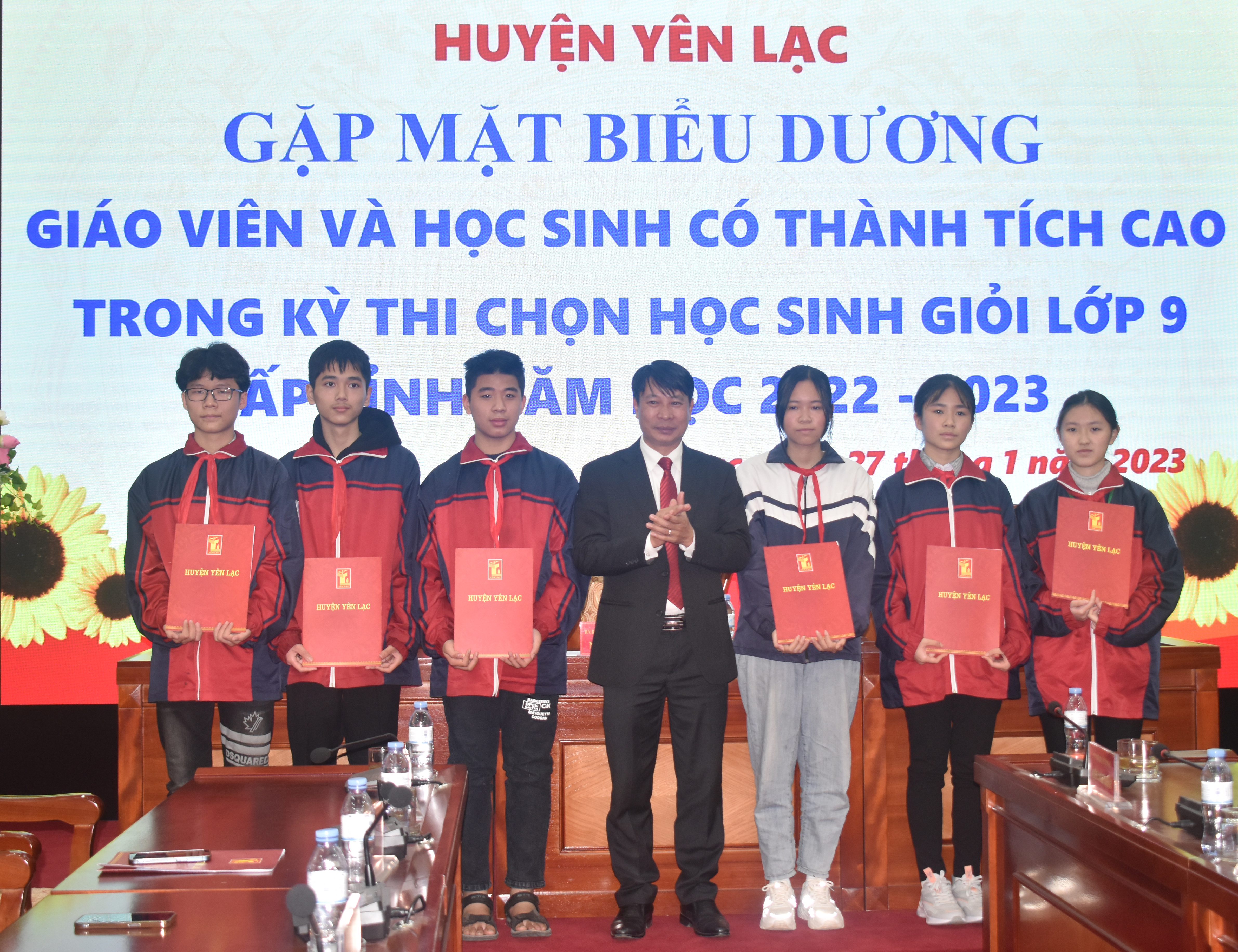 Huyện Yên Lạc biểu dương giáo viên và học sinh có thành tích cao trong kỳ thi HSG lớp 9 cấp tỉnh