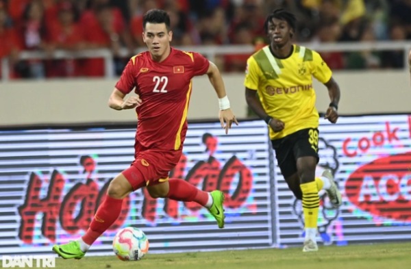Đội tuyển Việt Nam đánh bại Dortmund nhờ quả phạt đền