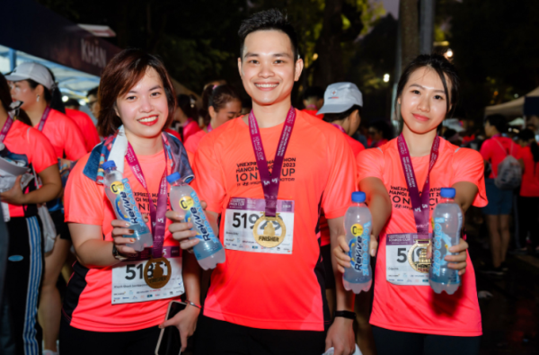 33.000 chai điện giải tiếp sức runner VnExpress Marathon Hanoi Midnight