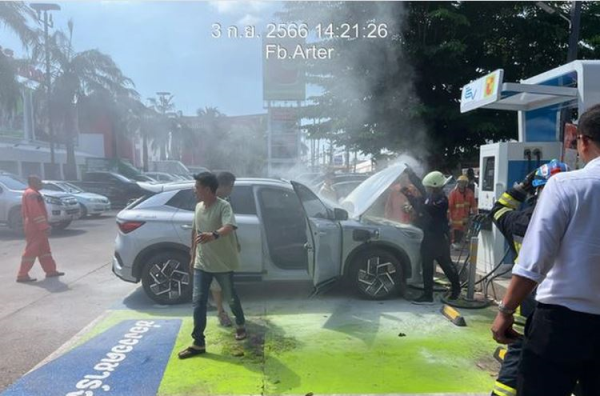 "Chiến thần" xe điện Trung Quốc mới mua đã bốc cháy khi đang cắm sạc