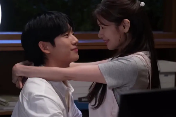 Hậu trường "Love next door" Jung Hae In chăm sóc Jung So Min đầy ngọt ngào