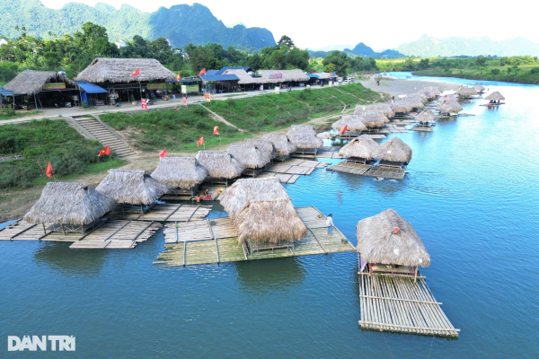 Khúc sông quê ken đặc bè đẹp như tranh hút khách đến cắm trại ở Hòa Bình