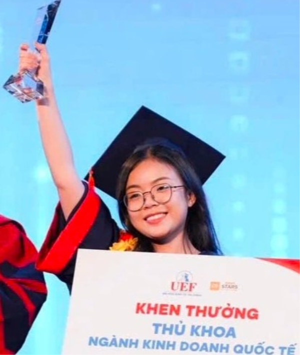 Thủ khoa đem điểm 10 về cho nội