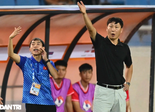 HLV Kim Sang Sik "trinh sát" đội tuyển Indonesia trước AFF Cup