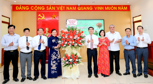 Bí thư Tỉnh ủy Dương Văn An chúc mừng Trường THPT Trần Phú và Trường THCS Liên Bảo nhân Ngày Nhà giáo Việt Nam