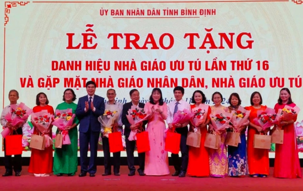 Nhà giáo nhân dân trích lương hưu để trao đến học sinh khó khăn