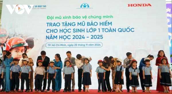 Trao 1,7 triệu mũ bảo hiểm đạt chuẩn cho học sinh lớp 1 trong cả nước