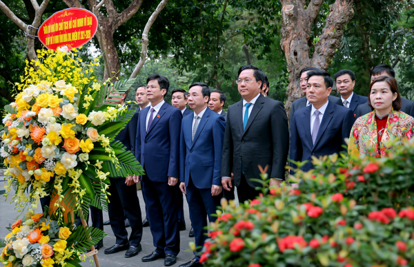 Đại biểu HĐND tỉnh dâng hương tưởng niệm Chủ tịch Hồ Chí Minh trước Kỳ họp thứ 19