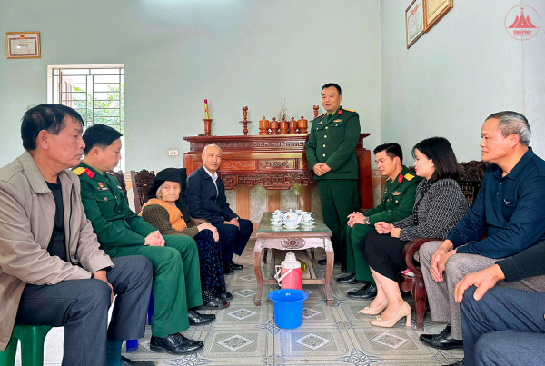 Thăm, tặng quà Mẹ Việt Nam Anh hùng, Anh hùng lực lượng vũ trang nhân dân