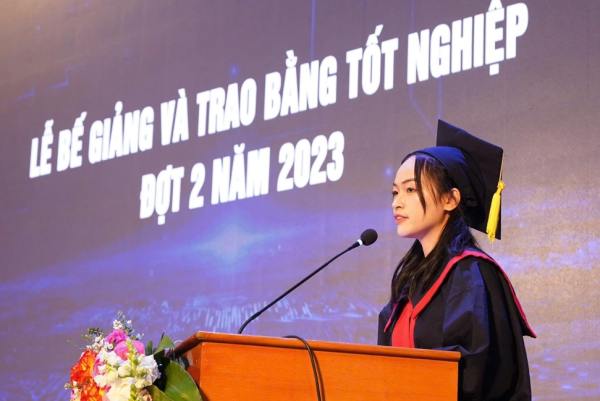 Thủ khoa tốt nghiệp xuất sắc và món quà dành tặng người mẹ đã khuất