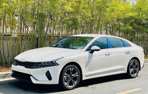 Đối thủ của Camry được đại lý "xả kho", giá khởi điểm ngang sedan hạng C