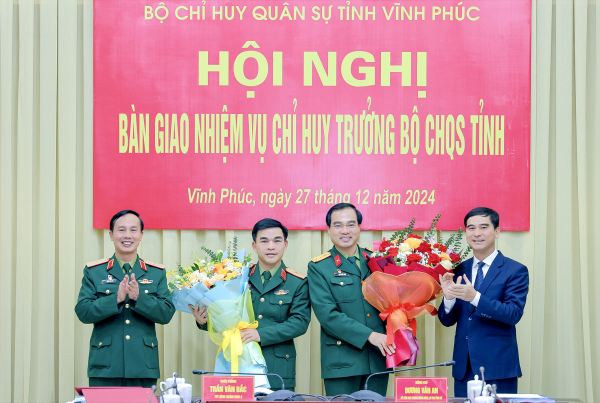 Bàn giao nhiệm vụ Chỉ huy trưởng Bộ Chỉ huy quân sự tỉnh