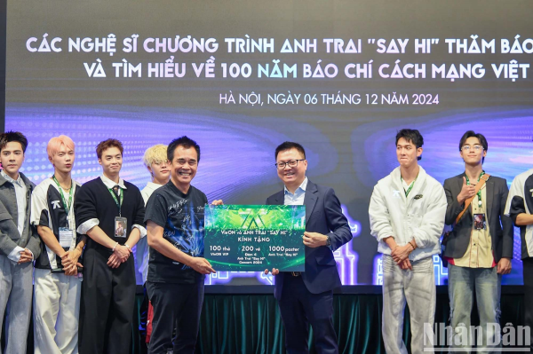 Dàn nghệ sĩ "Anh trai say hi" thăm Báo Nhân Dân và tìm hiểu kỷ niệm 100 năm Ngày Báo chí cách mạng Việt Nam