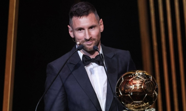 Messi tặng Barca Quả Bóng Vàng thứ tám
