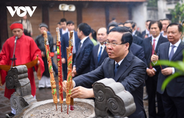 Chủ tịch nước dâng hương tưởng niệm Đức Vua An Dương Vương tại di tích Cổ Loa