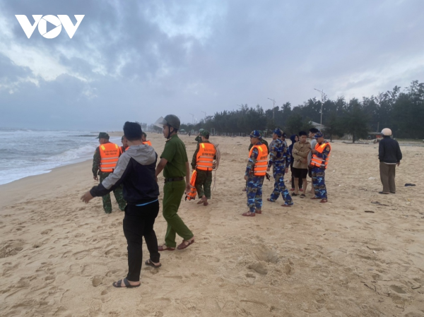 Đang tìm kiếm 2 người mất tích trên vùng biển Thừa Thiên Huế