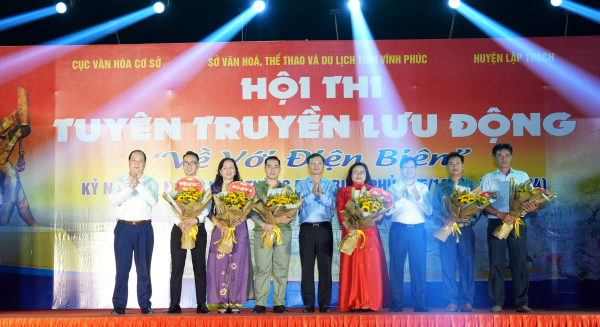 Hội thi tuyên truyền lưu động “Về với Điện Biên” tại huyện Lập Thạch