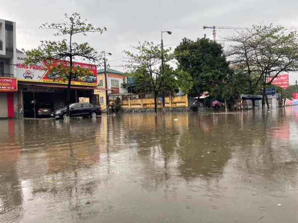 Nhiều tuyến đường thành phố Vĩnh Yên ngập cục bộ sau cơn mưa lớn