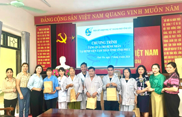 Hội LHPN thành phố Vĩnh Yên trao quà tặng các đối tượng, bệnh nhân có hoàn cảnh khó khăn