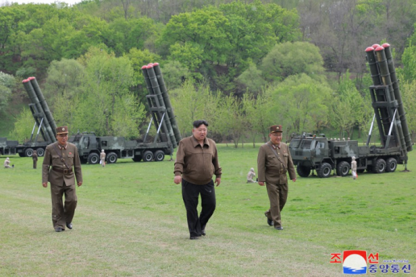 Ông Kim Jong-un chỉ đạo tập trận mô phỏng phản công hạt nhân