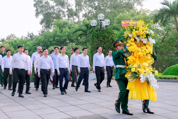 Lãnh đạo tỉnh dâng hương tại Nhà lưu niệm Bác Hồ và Đài tưởng niệm các Anh hùng liệt sĩ