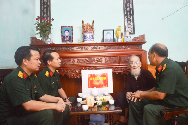 Bộ CHQS tỉnh thăm, tặng quà các cựu chiến binh tham gia Chiến dịch Điện Biên Phủ