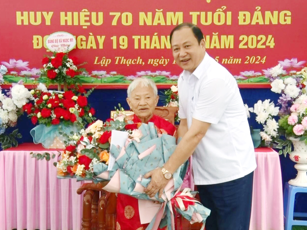 Trao Huy hiệu 70 năm tuổi Đảng tặng đảng viên