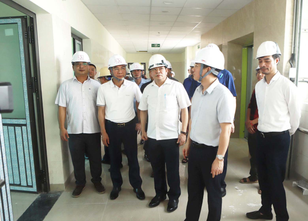 Phó Chủ tịch phụ trách UBND tỉnh Vũ Việt Văn kiểm tra một số dự án xây dựng