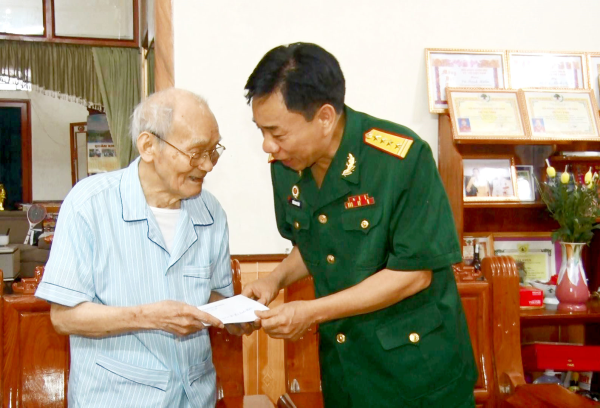 Thăm, tặng quà cựu chiến binh tham gia Chiến dịch Điện Biên Phủ tại huyện Lập Thạch