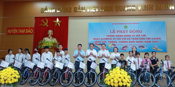 Trao xe đạp tặng trẻ em có hoàn cảnh khó khăn