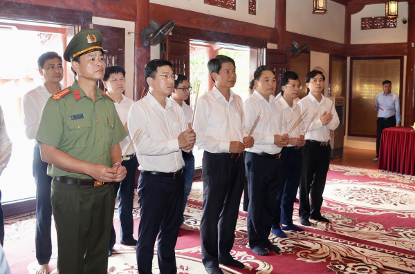 Đoàn đại biểu tỉnh Vĩnh Phúc viếng Nghĩa trang Liệt sỹ quốc gia Vị Xuyên, tỉnh Hà Giang