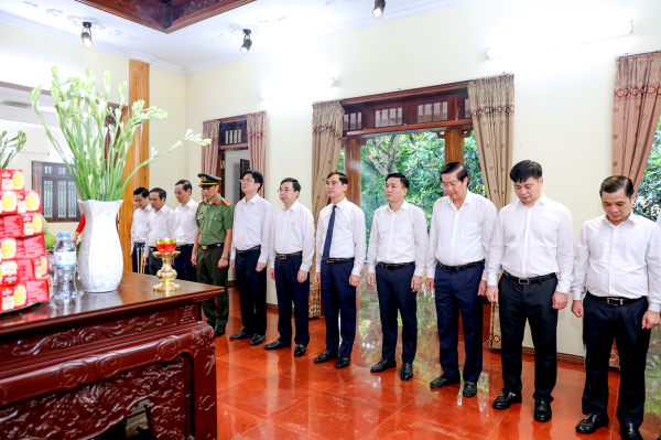 Đoàn cán bộ lãnh đạo tỉnh dâng hương tưởng niệm Chủ tịch Hồ Chí Minh và các Anh hùng liệt sĩ