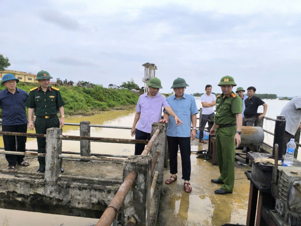 Phó Chủ tịch UBND tỉnh Vũ Việt Văn kiểm tra công tác xử lý sự cố vỡ cống Cầu Triệu