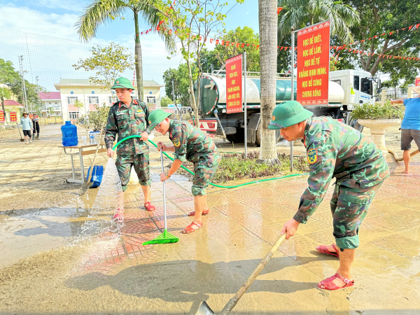 Lực lượng quân đội giúp dân dọn dẹp vệ sinh sau mưa lũ