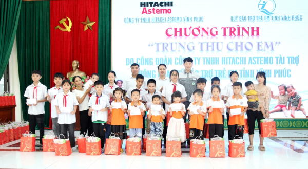 Trao 100 suất quà Trung thu tặng trẻ em có hoàn cảnh khó khăn