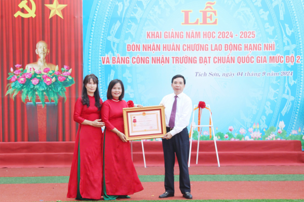 Trường THCS Tích Sơn: Đón nhận Huân chương Lao động hạng Nhì và Bằng công nhận trường đạt chuẩn quốc gia mức độ 2