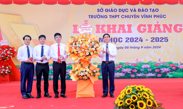 Các đồng chí lãnh đạo tỉnh dự lễ khai giảng năm học mới 2024 - 2025