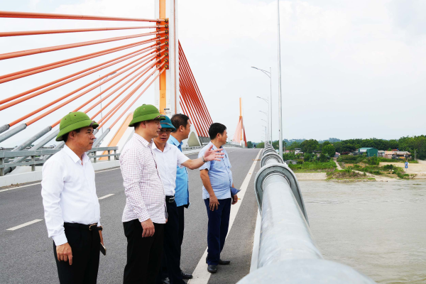 Phó Chủ tịch HĐND tỉnh Nguyễn Trung Hải kiểm tra công tác phòng chống, ứng phó bão số 3 tại huyện Sông Lô