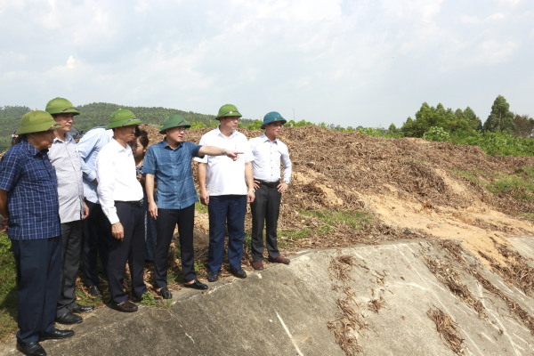 Phó Chủ tịch UBND tỉnh Vũ Việt Văn kiểm tra công tác chuẩn bị ứng phó bão số 3 tại huyện Lập Thạch