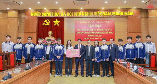 Tuyên dương học sinh đạt thành tích cao kỳ thi chọn học sinh giỏi quốc gia THPT năm học 2024 - 2025