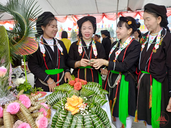 Đặc sắc hội thi gói bánh chưng gù, bánh gio, bánh giầy tại Lễ hội Tây Thiên