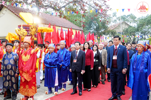 Lễ hội Chạy cày làng Đan Trì