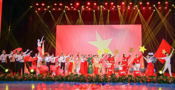 Tổ chức Chương trình nghệ thuật chào mừng kỷ niệm 50 năm Ngày Giải phóng miền Nam thống nhất đất nước; 135 năm Ngày sinh Chủ tịch Hồ Chí Minh vào tối 26/4