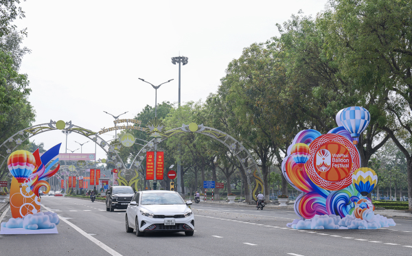  Cấm đường trên tuyến Hai Bà Trưng phục vụ tổ chức Festival Khinh khí cầu Vĩnh Phúc