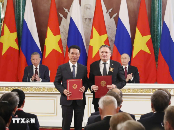 Tổng Bí thư Tô Lâm và Tổng thống Vladimir Putin chứng kiến Lễ trao các văn kiện hợp tác