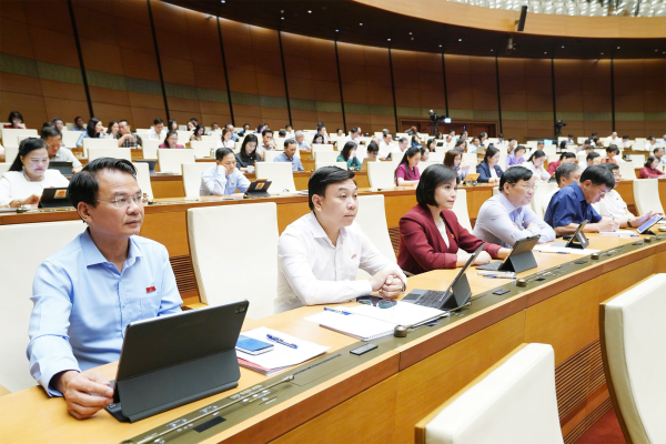 Đại biểu Quốc hội tỉnh thảo luận tại tổ một số dự án luật