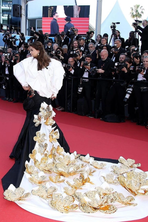 LHP Cannes cấm khách mời diện mốt "khỏa thân"