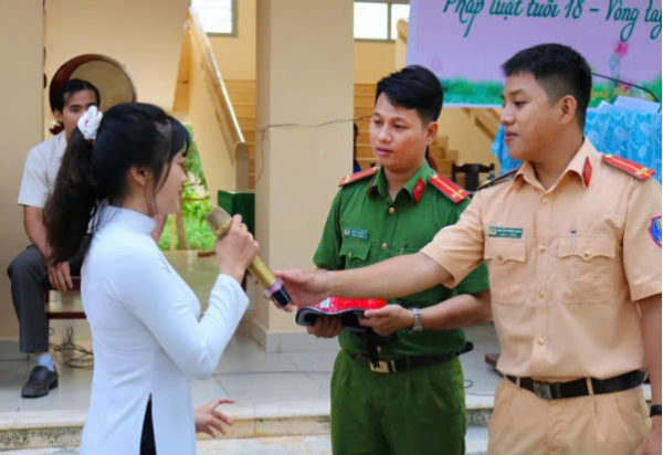 Thượng úy cảnh sát với 102 cuộc tuyên truyền pháp luật