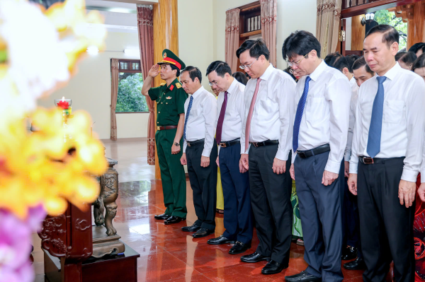Lãnh đạo tỉnh dâng hương kỷ niệm 135 năm  Ngày sinh Chủ tịch Hồ Chí Minh