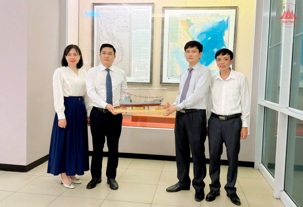 Phó Chủ tịch UBND tỉnh Vũ Việt Văn trao mô hình “Con tàu không số”, lá cờ Tổ quốc từ quần đảo Trường Sa tặng Bảo tàng tỉnh